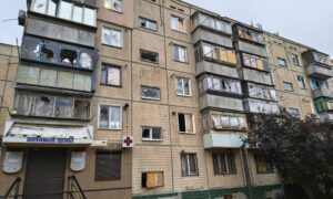 Є поранені у Нікополі, пошкоджені адмінбудівля та будинки, також під атакою була Синельниківщина (фото)