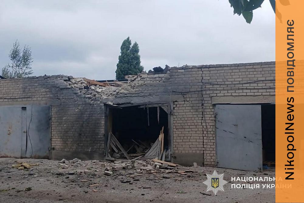 Майже 40 ударів по Нікопольщині та 2 поранених в області: про наслідки обстрілів Нікопольського, Синельниківського та Криворізького районів розповіли у поліції (фото)