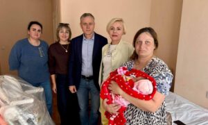 Народилася у День міста: мер Нікополя привітав маму маленької нікопольчанки (фото)