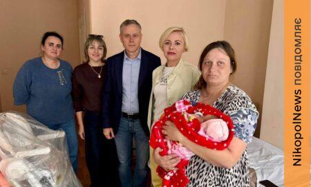 Народилася у День міста: мер Нікополя привітав маму маленької нікопольчанки (фото)