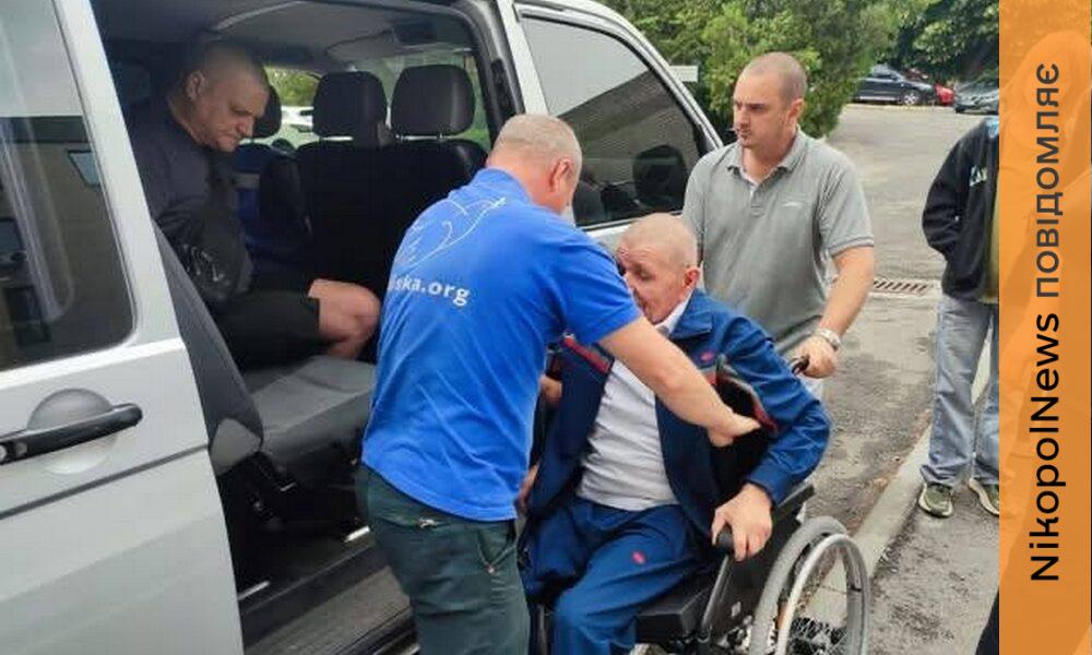 Допомагають дістатися до лікарів: мешканців Нікопольської громади супроводжують на реабілітацію та протезування (фото)