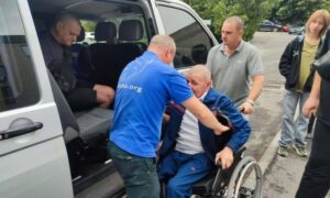 Допомагають дістатися до лікарів: мешканців Нікопольської громади супроводжують на реабілітацію та протезування (фото)