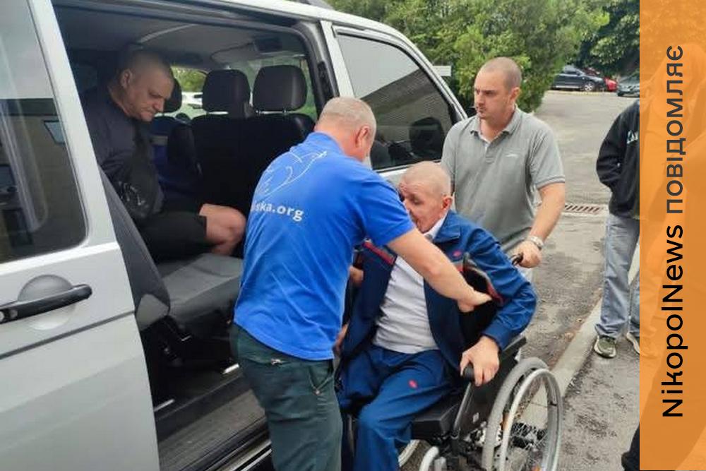 Допомагають дістатися до лікарів: мешканців Нікопольської громади супроводжують на реабілітацію та протезування (фото)