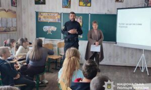 Безпечне середовище починається з поваги: на Нікопольщині поліцейські провели заняття для школярів