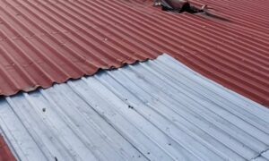 Ворог атакував Нікополь та район безпілотниками: пошкоджено адмін будівлю та лінію електропередач