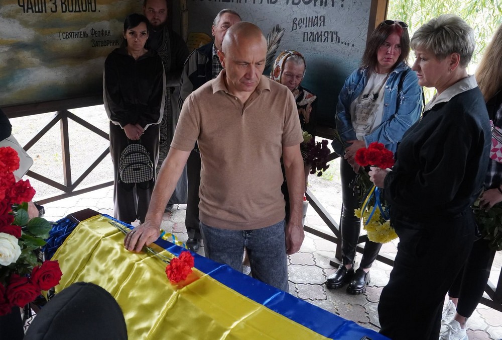 Нікополь провів в останню путь Героя, який віддав життя за Батьківщину. Певний час він вважався зниклим безвісти. (12)