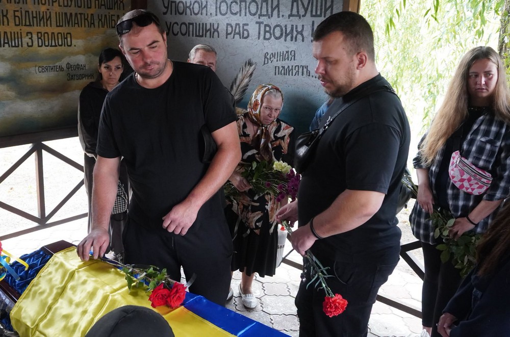 Нікополь провів в останню путь Героя, який віддав життя за Батьківщину. Певний час він вважався зниклим безвісти. (6)