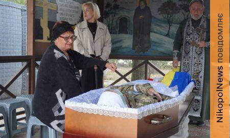 Повертався на службу, коли ворожий БПЛА атакував рейсовий автобус: Нікополь провів в останню путь полеглого Захисника (фото)
