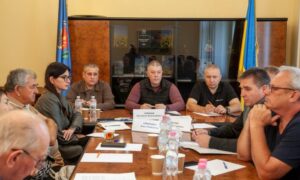 Працюють під обстрілами та зберігають врожай: голова Нікопольської РВА зустрівся з аграріями (фото)