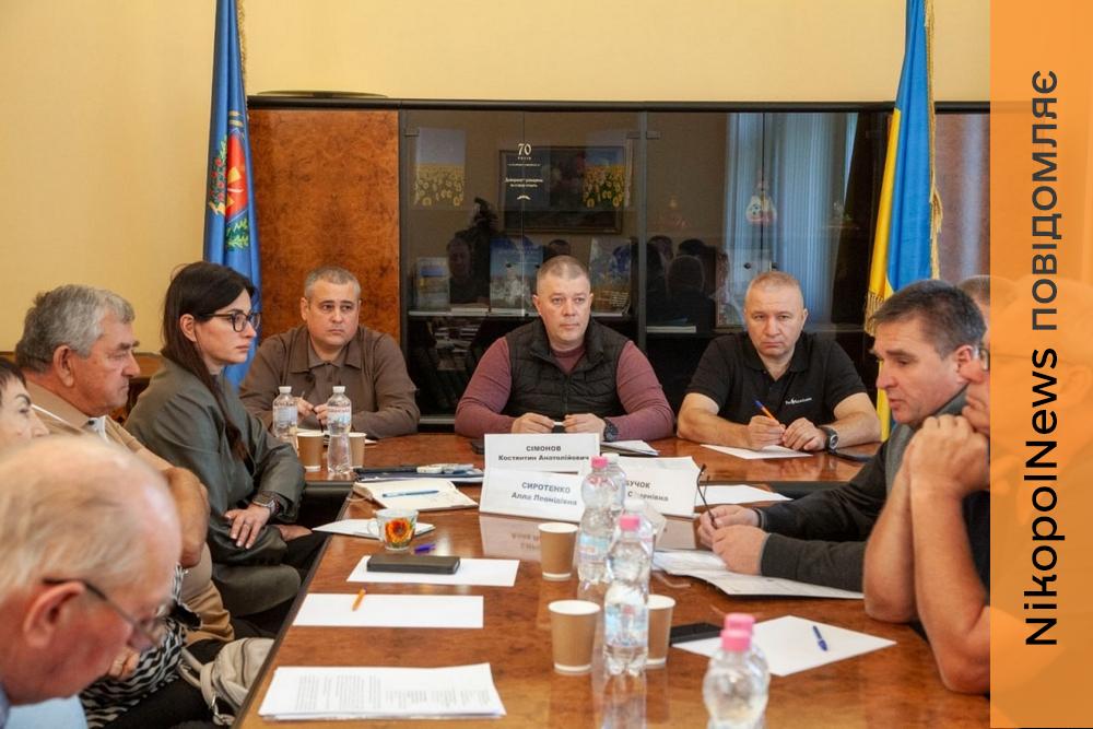 Працюють під обстрілами та зберігають врожай: голова Нікопольської РВА зустрівся з аграріями (фото)