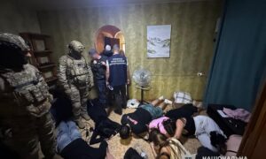 У Дніпрі викрили шахрайський call-центр: поліція вилучила 178 одиниць комп’ютерної техніки (фото)