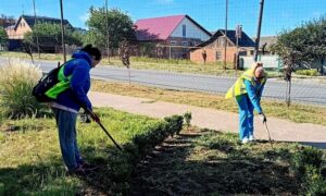 У Марганці комунальники прибирали місто та усували наслідки обстрілів: що зробили за тиждень (фото)