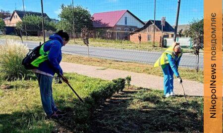 У Марганці комунальники прибирали місто та усували наслідки обстрілів: що зробили за тиждень (фото)