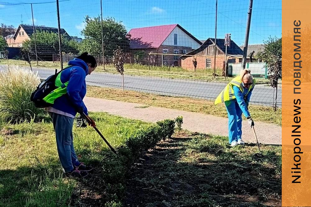 У Марганці комунальники прибирали місто та усували наслідки обстрілів: що зробили за тиждень (фото)