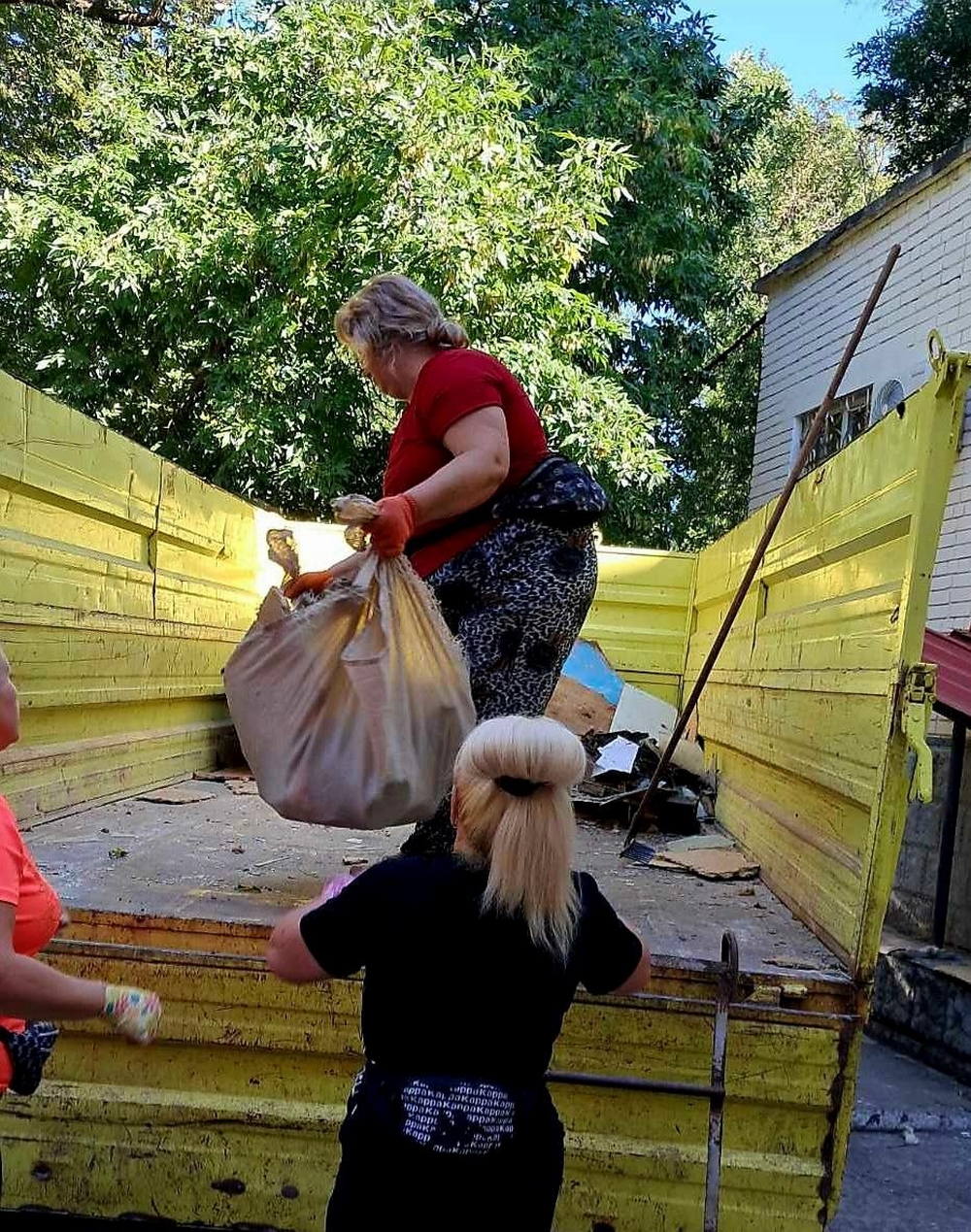 У Марганці комунальники прибирали місто3 У Марганці комунальники прибирали місто3
