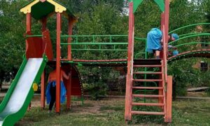 У Марганці комунальники наводили лад у парках, на вулицях і дитячих майданчиках (фото)