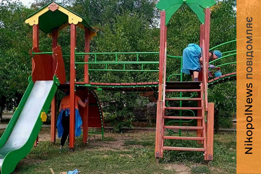 У Марганці комунальники наводили лад у парках, на вулицях і дитячих майданчиках (фото)