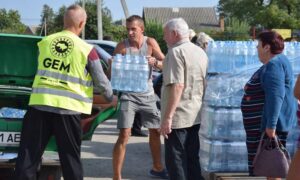 У Мировому мешканцям передали питну воду від благодійників (фото)