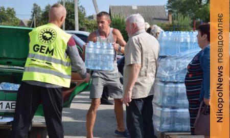 У Мировому мешканцям передали питну воду від благодійників (фото)