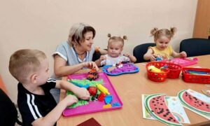 У Нікополі для дітей 2–3 років провели розвивальне заняття «Маленькі кроки до дружби» (фото)
