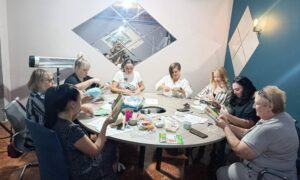 У Нікополі матусі створювали ляльки-мотанки під час творчого заняття (фото)