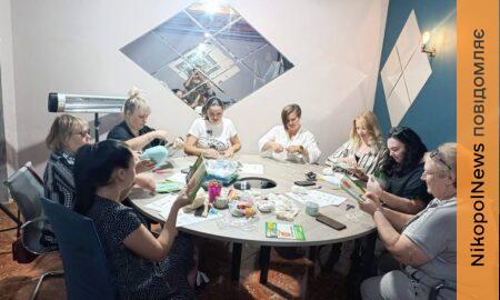 У Нікополі матусі створювали ляльки-мотанки під час творчого заняття (фото)