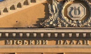 У Нікополі ворог вдарив по закладу культури, пошкоджено житлові будинки, також під атакою були район та Синельниківщина (фото)