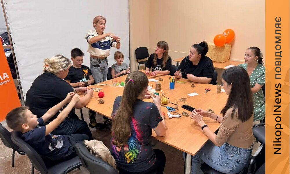 Пташка щастя та добрі побажання: у Нікополі для дорослих провели творче заняття