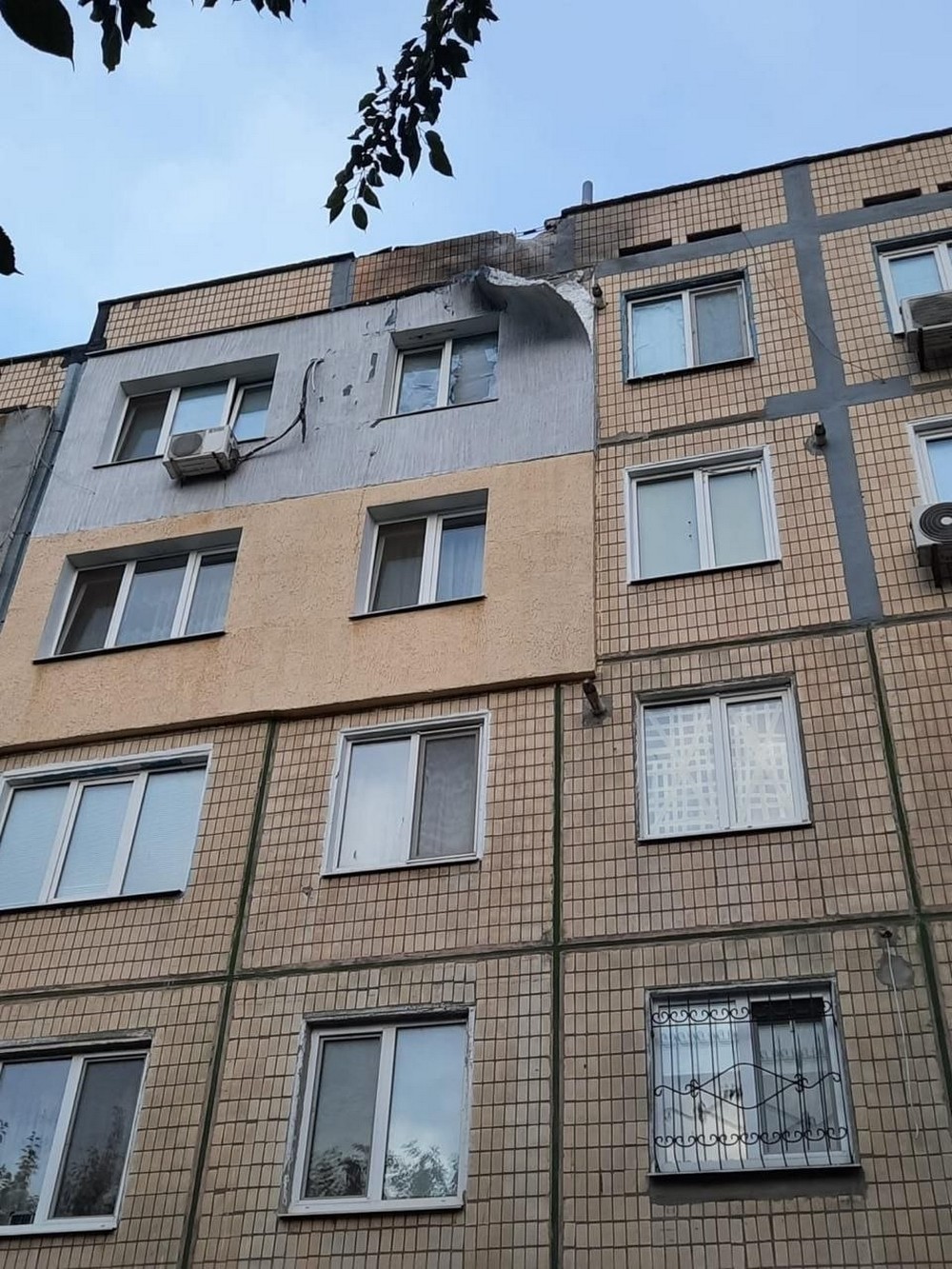 У Нікополі двоє поранених і є руйнування, під ударом ворога також були район, Синельниківщина, Криворіжжя і Павлоградщина (фото) (4) У Нікополі двоє поранених і є руйнування, під ударом ворога також були район, Синельниківщина, Криворіжжя і Павлоградщина (фото) (4)