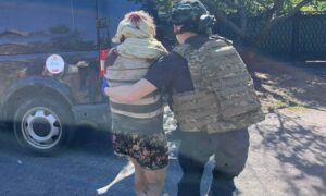 У Нікополі понівечені АЗС та будинки, є поранені: ворог також атакував район, вдарив по ТЦ у Дніпрі — є постраждалі, під ударами були ще 3 райони області (фото)