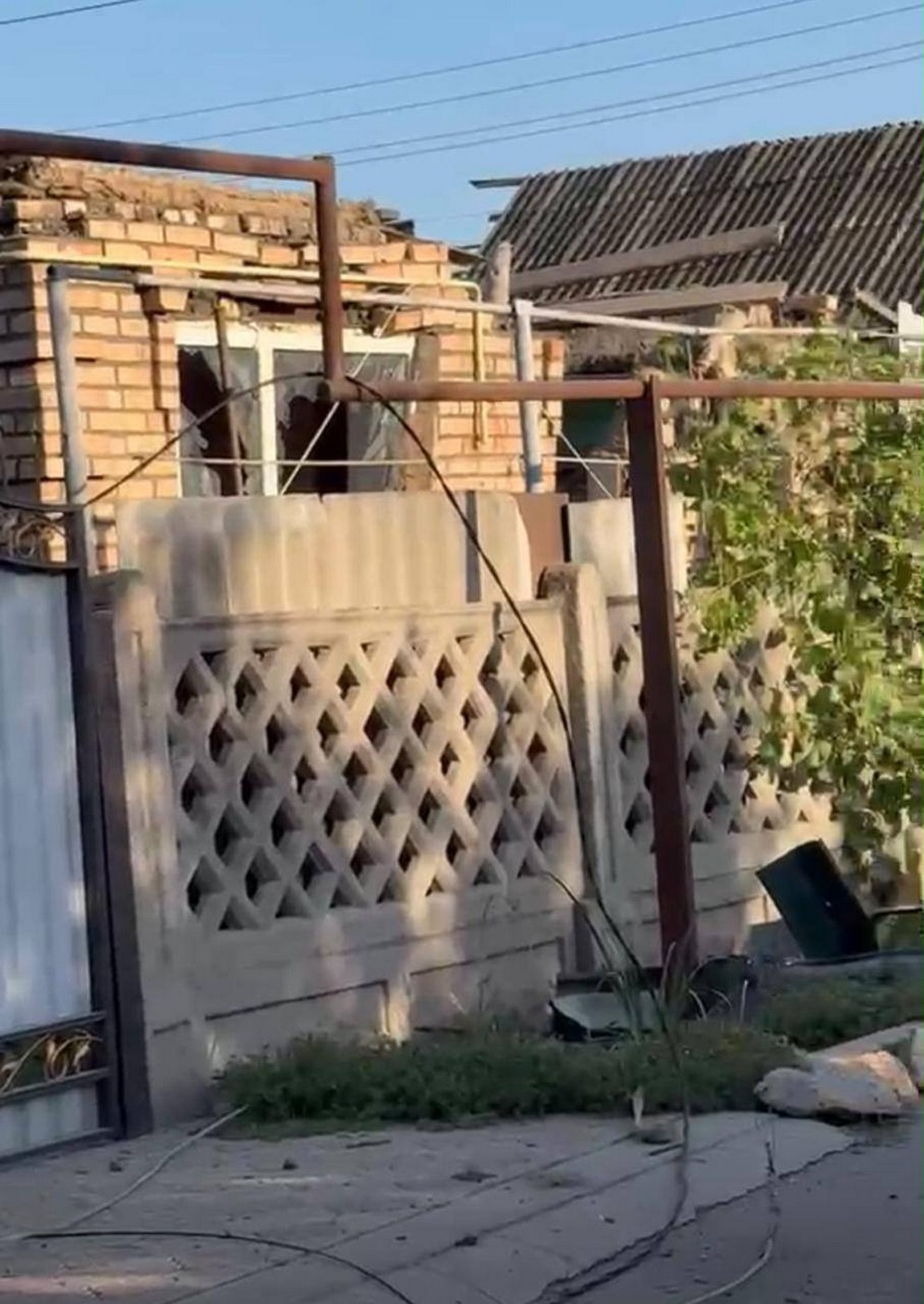 У Нікополі троє поранених, горів ліцей, 5 постраждалих у Кривому Розі, також під ударом ворога була Синельниківщина (фото) (10) У Нікополі троє поранених, горів ліцей, 5 постраждалих у Кривому Розі, також під ударом ворога була Синельниківщина (фото) (10)