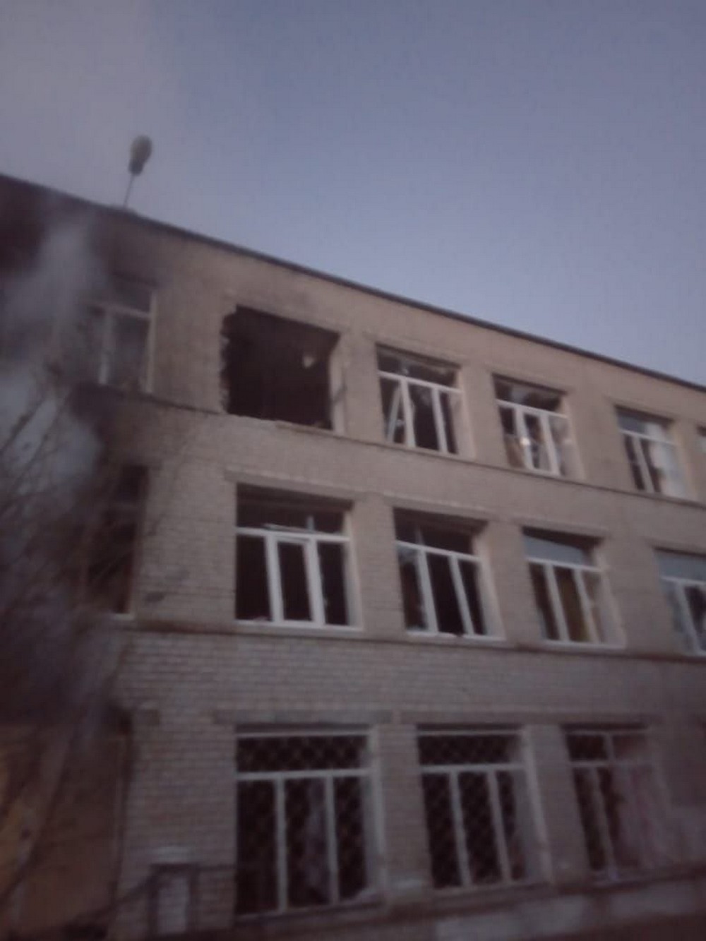 У Нікополі троє поранених, горів ліцей, 5 постраждалих у Кривому Розі, також під ударом ворога була Синельниківщина (фото) (3) У Нікополі троє поранених, горів ліцей, 5 постраждалих у Кривому Розі, також під ударом ворога була Синельниківщина (фото) (3)