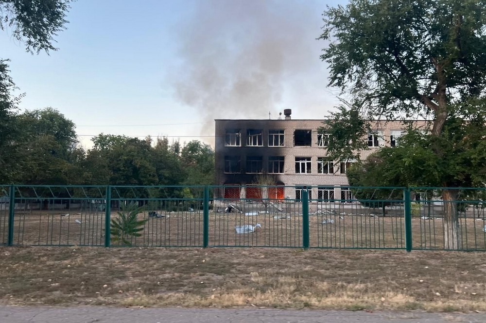 У Нікополі троє поранених, горів ліцей, 5 постраждалих у Кривому Розі, також під ударом ворога була Синельниківщина (фото) (4) У Нікополі троє поранених, горів ліцей, 5 постраждалих у Кривому Розі, також під ударом ворога була Синельниківщина (фото) (4)