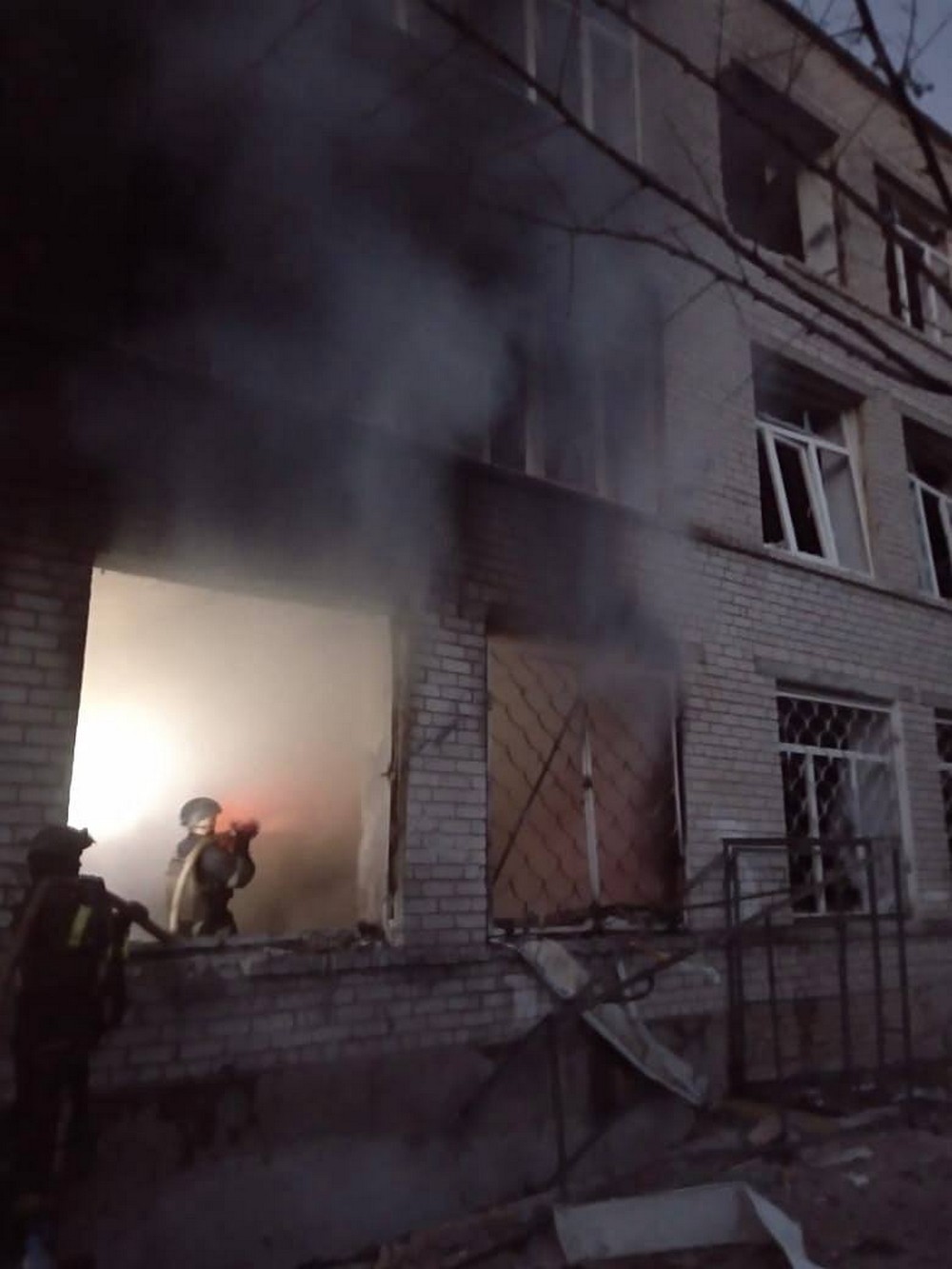 У Нікополі троє поранених, горів ліцей, 5 постраждалих у Кривому Розі, також під ударом ворога була Синельниківщина (фото) (9) У Нікополі троє поранених, горів ліцей, 5 постраждалих у Кривому Розі, також під ударом ворога була Синельниківщина (фото) (9)