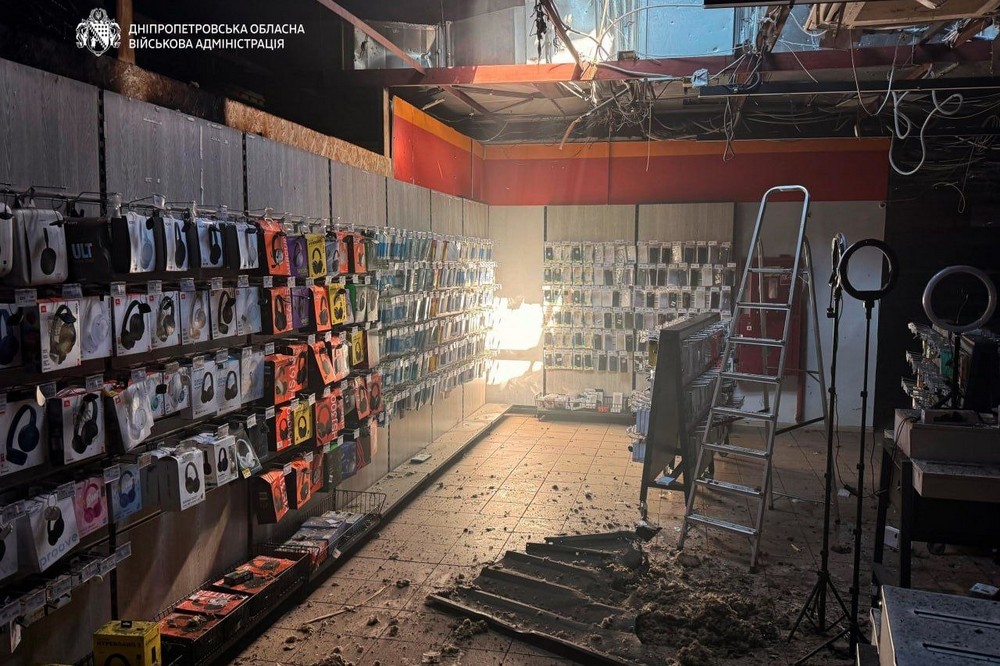 У Нікополі троє поранених, побито магазини і автівки, в районі пошкоджено сільгосппідприємство, під ударом ворога також була Синельниіквщина (фото) (4) У Нікополі троє поранених, побито магазини і автівки, в районі пошкоджено сільгосппідприємство, під ударом ворога також була Синельниіквщина (фото) (4)