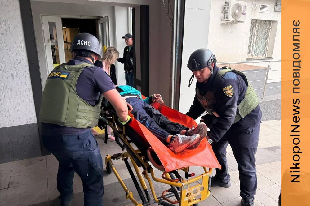 У Нікополі троє поранених, побито магазини і автівки, в районі пошкоджено сільгосппідприємство, під ударом ворога також була Синельниіквщина (фото) (6)