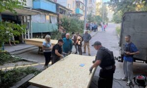 Від пошкоджених будинків до повалених дерев: що зараз роблять комунальники у Нікополі (фото)