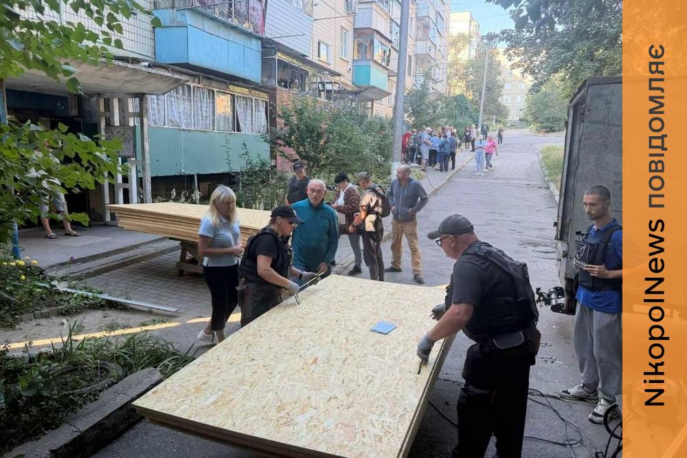 Від пошкоджених будинків до повалених дерев: що зараз роблять комунальники у Нікополі (фото)