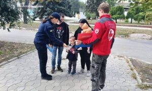 У Нікополі мешканців навчали правил мінної безпеки: що робити у разі виявлення підозрілого предмета (фото)