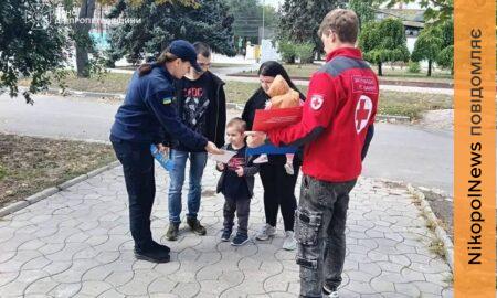 У Нікополі мешканців навчали правил мінної безпеки: що робити у разі виявлення підозрілого предмета (фото)