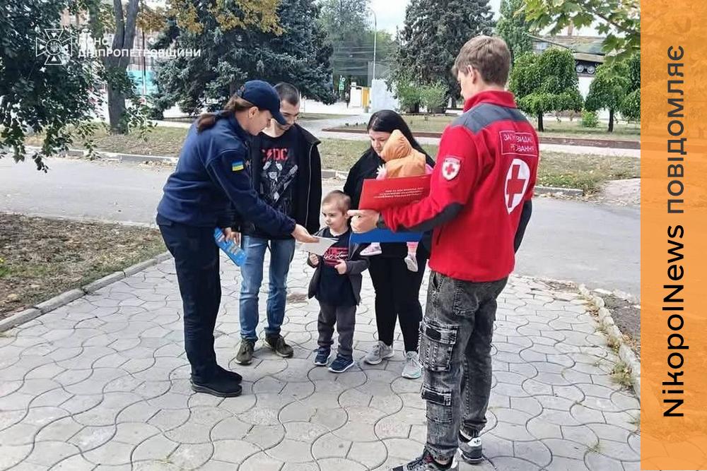 У Нікополі мешканців навчали правил мінної безпеки: що робити у разі виявлення підозрілого предмета (фото)