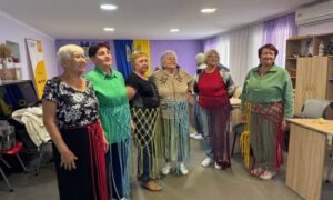 У Покрові провели творчі заходи для людей з інвалідністю: учасники розмальовували екосумки та плели припинди (фото)