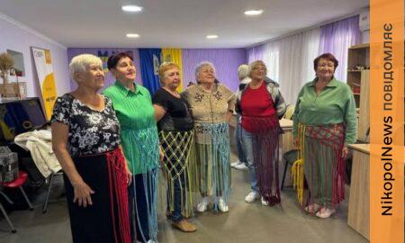 У Покрові провели творчі заходи для людей з інвалідністю: учасники розмальовували екосумки та плели припинди (фото)