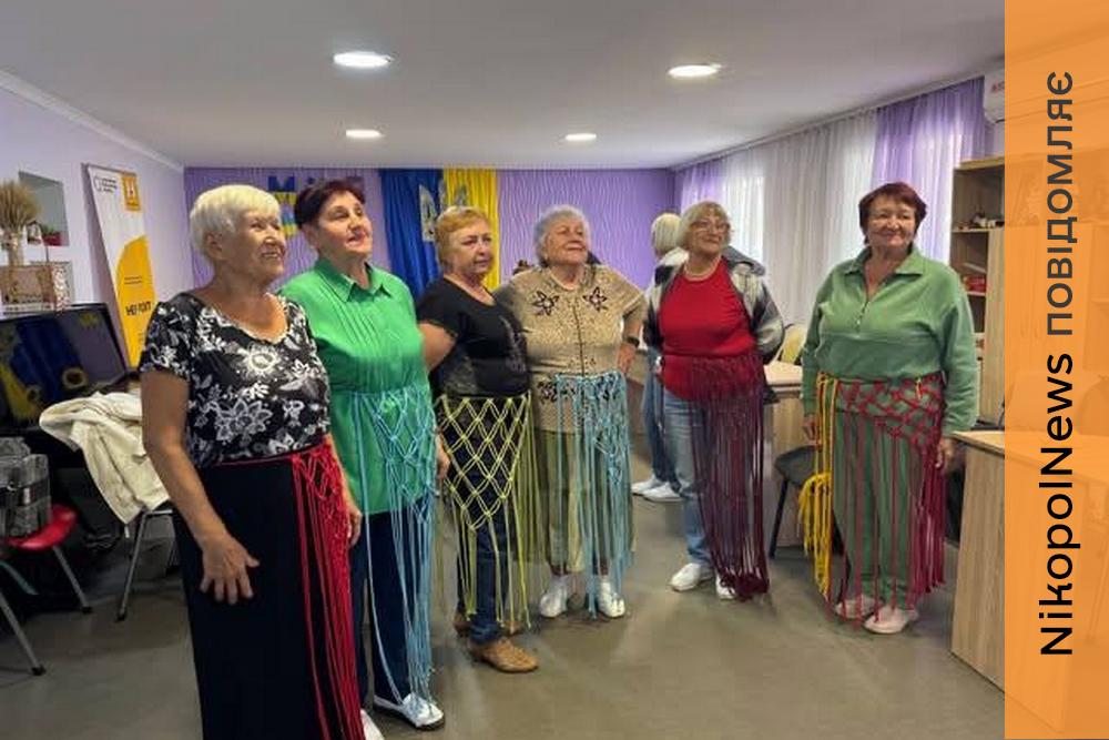 У Покрові провели творчі заходи для людей з інвалідністю: учасники розмальовували екосумки та плели припинди (фото)