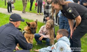 Хвостаті напарники підкорили дітей: у Покрові поліцейські влаштували особливу зустріч і розповіли про роботу кінологів (фото, відео)