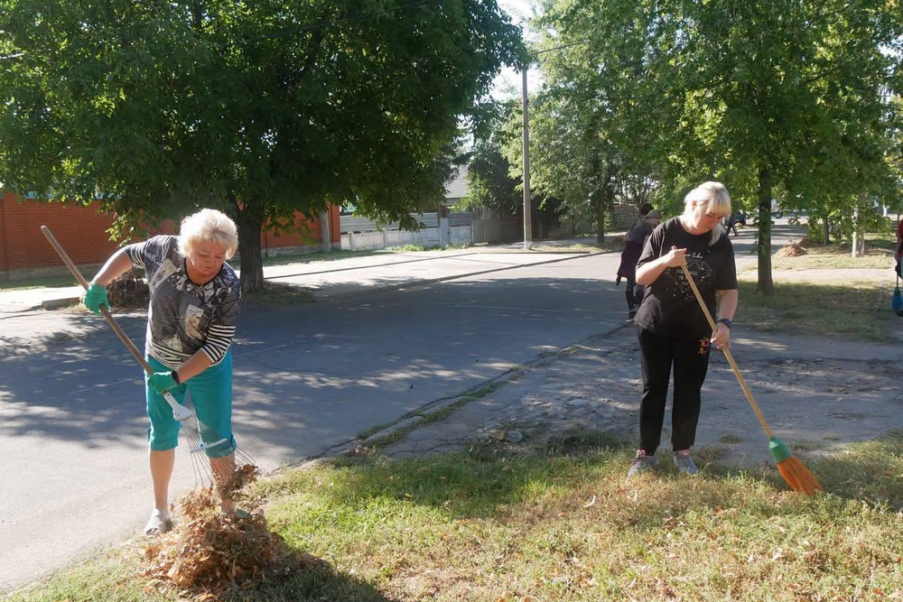 У Покрові прибирали вулиці, парки та громадські простори11