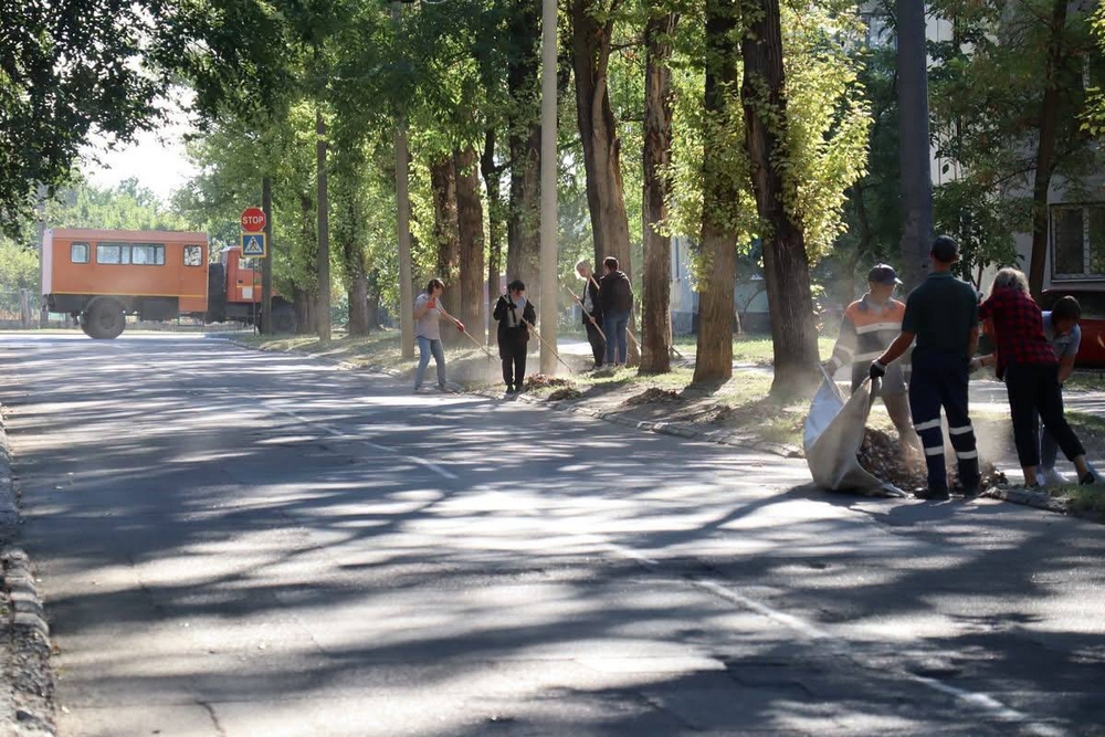 У Покрові прибирали вулиці, парки та громадські простори5
