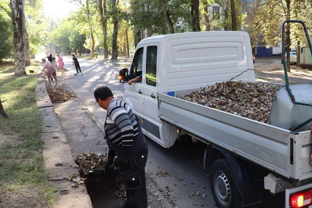 У Покрові прибирали вулиці, парки та громадські простори7