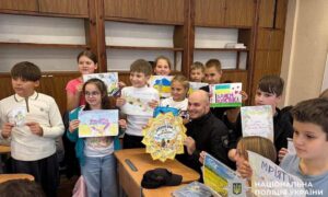 «У них вірять і їх чекають»: у Покрові школярі разом з поліцейськими підготували листівки для військових (фото)