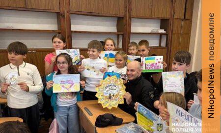 «У них вірять і їх чекають»: у Покрові школярі разом з поліцейськими підготували листівки для військових (фото)